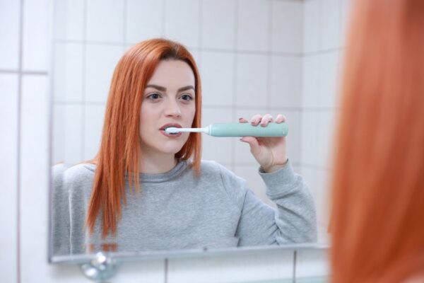 Zähneputzen und Zahnseide: Die ideale Reihenfolge für Deine Zahnpflege