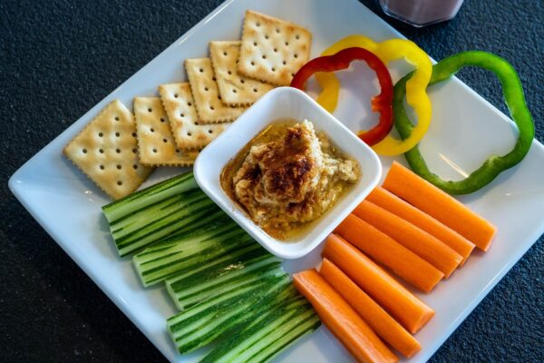 Gemüsesticks mit Hummus: Ein gesunder und leckerer Snack